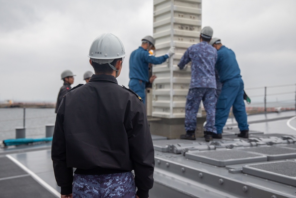 Keen Sword 25: JMSDF Murasame-class destroyer JS Inazuma (DD 105) picks up simulated ammunition at MCAS Iwakuni harbor