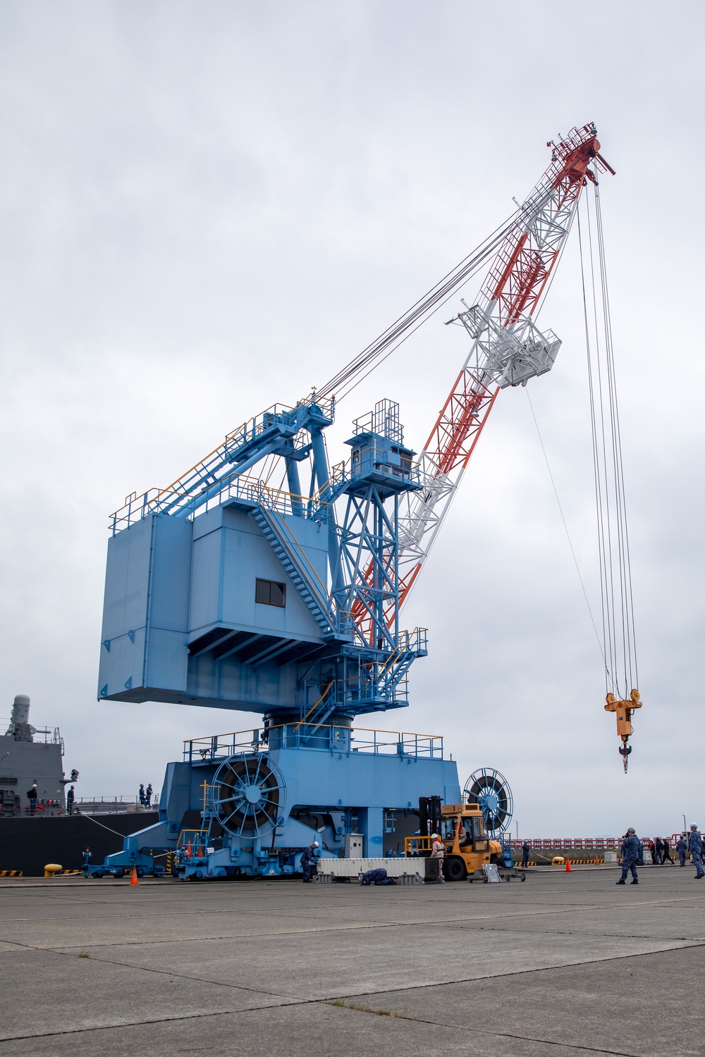 Keen Sword 25: JMSDF Murasame-class destroyer JS Inazuma (DD 105) picks up simulated ammunition at MCAS Iwakuni harbor