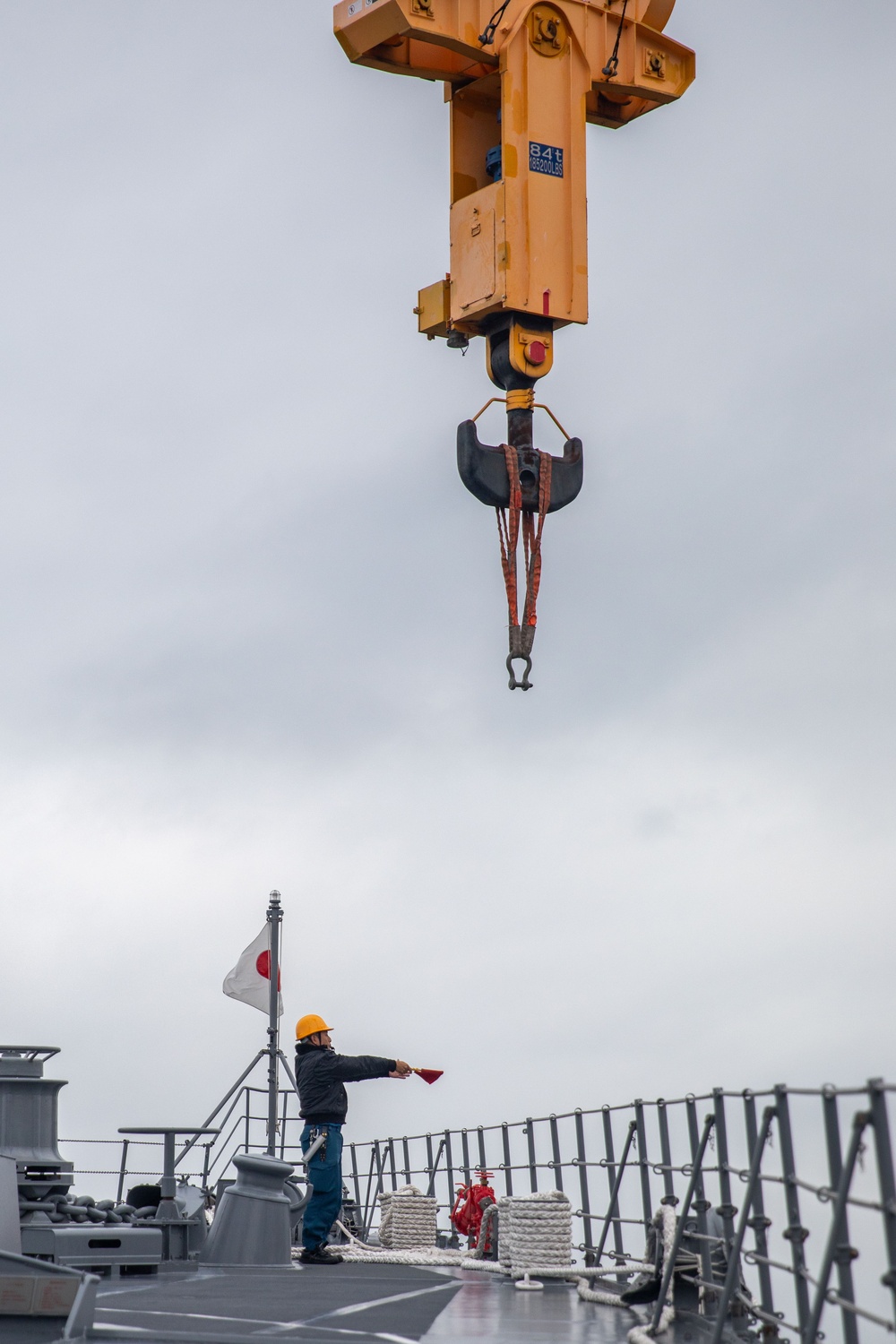 Keen Sword 25: JMSDF Murasame-class destroyer JS Inazuma (DD 105) picks up simulated ammunition at MCAS Iwakuni harbor