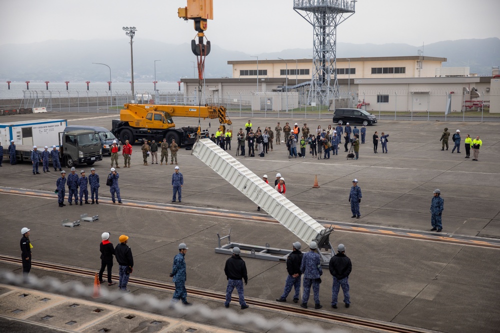 Keen Sword 25: JMSDF Murasame-class destroyer JS Inazuma (DD 105) picks up simulated ammunition at MCAS Iwakuni harbor