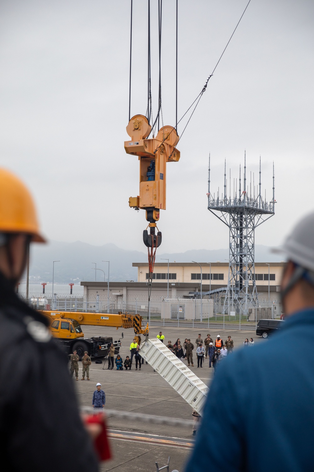 Keen Sword 25: JMSDF Murasame-class destroyer JS Inazuma (DD 105) picks up simulated ammunition at MCAS Iwakuni harbor