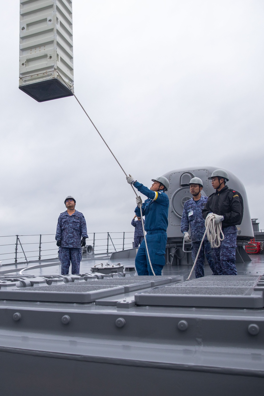 Keen Sword 25: JMSDF Murasame-class destroyer JS Inazuma (DD 105) picks up simulated ammunition at MCAS Iwakuni harbor