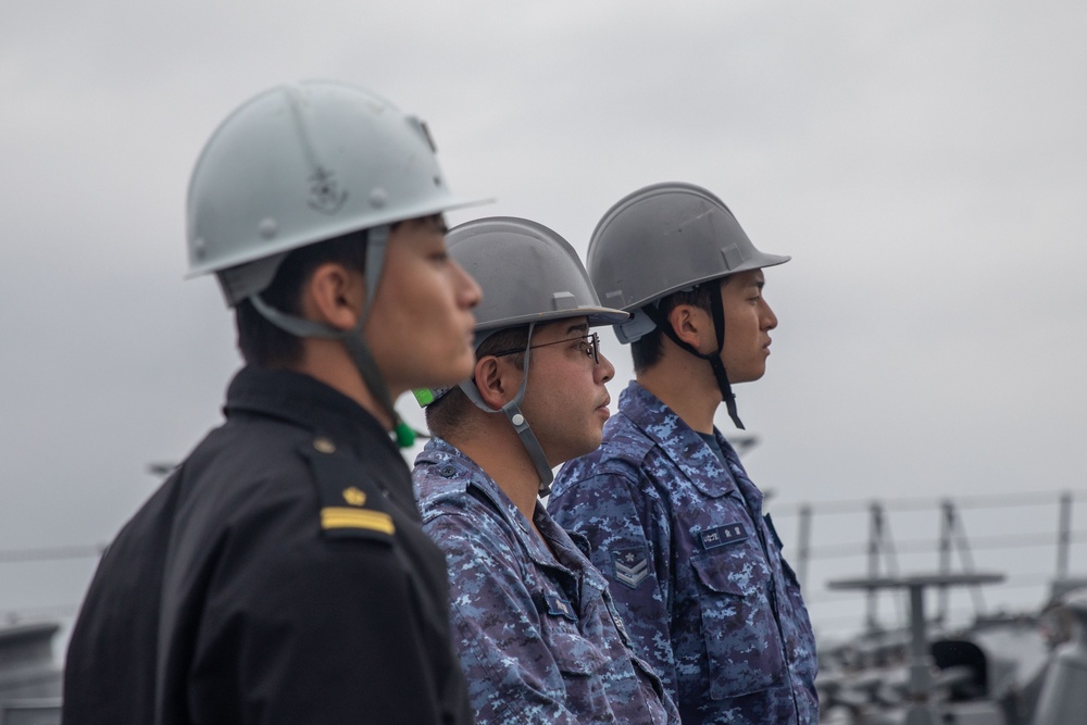 Keen Sword 25: JMSDF Murasame-class destroyer JS Inazuma (DD 105) picks up simulated ammunition at MCAS Iwakuni harbor