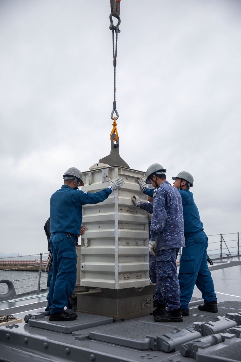 Keen Sword 25: JMSDF Murasame-class destroyer JS Inazuma (DD 105) picks up simulated ammunition at MCAS Iwakuni harbor