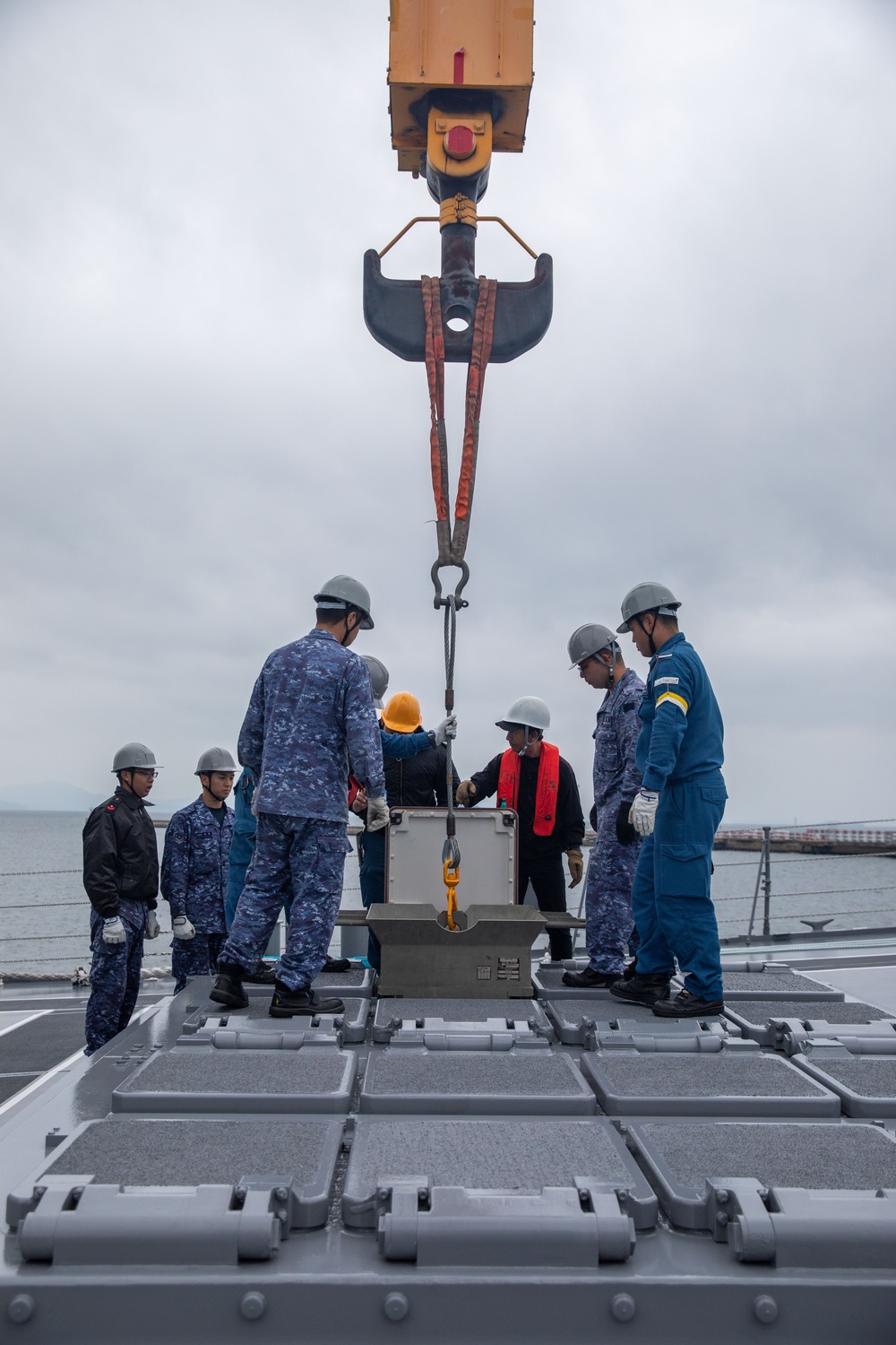 Keen Sword 25: JMSDF Murasame-class destroyer JS Inazuma (DD 105) picks up simulated ammunition at MCAS Iwakuni harbor [Image 13 of 17]