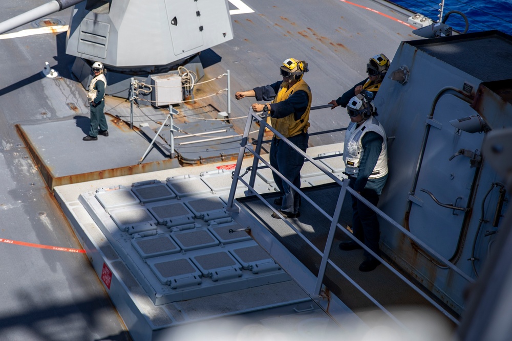 USS Ralph Johnson Conducts Vertical Replenishment