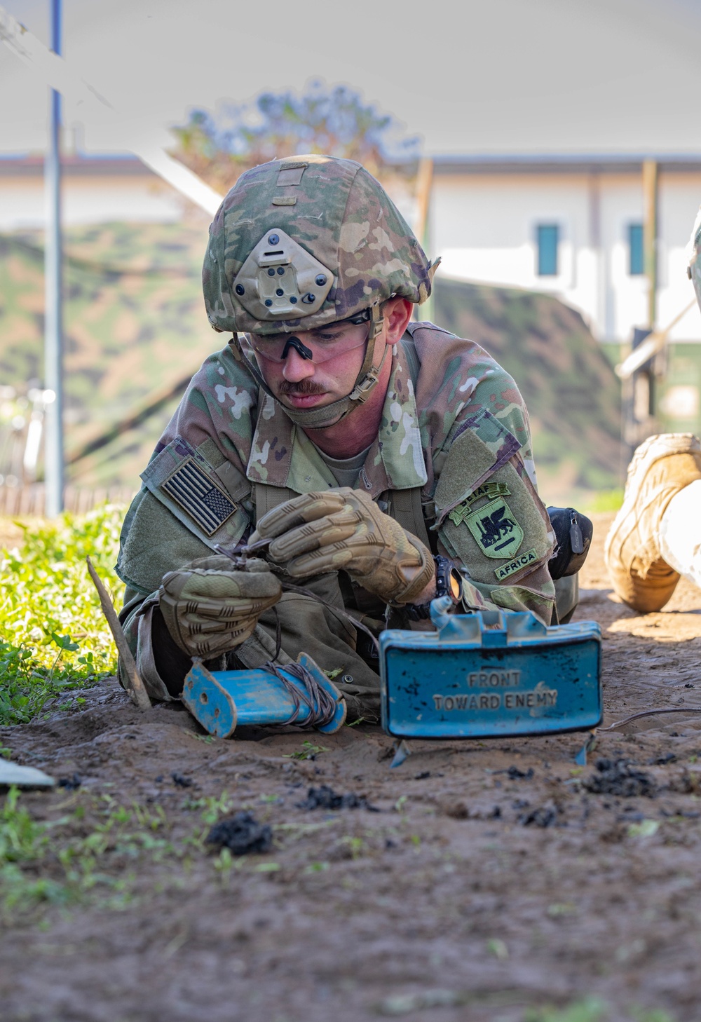 Soldiers conduct claymore training during E3B train-up