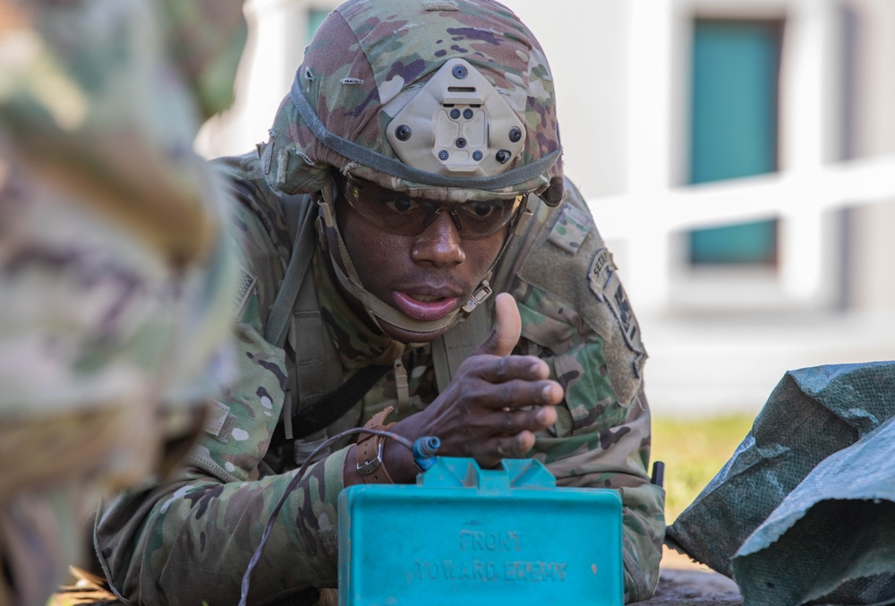 Soldiers conduct claymore training during E3B train-up