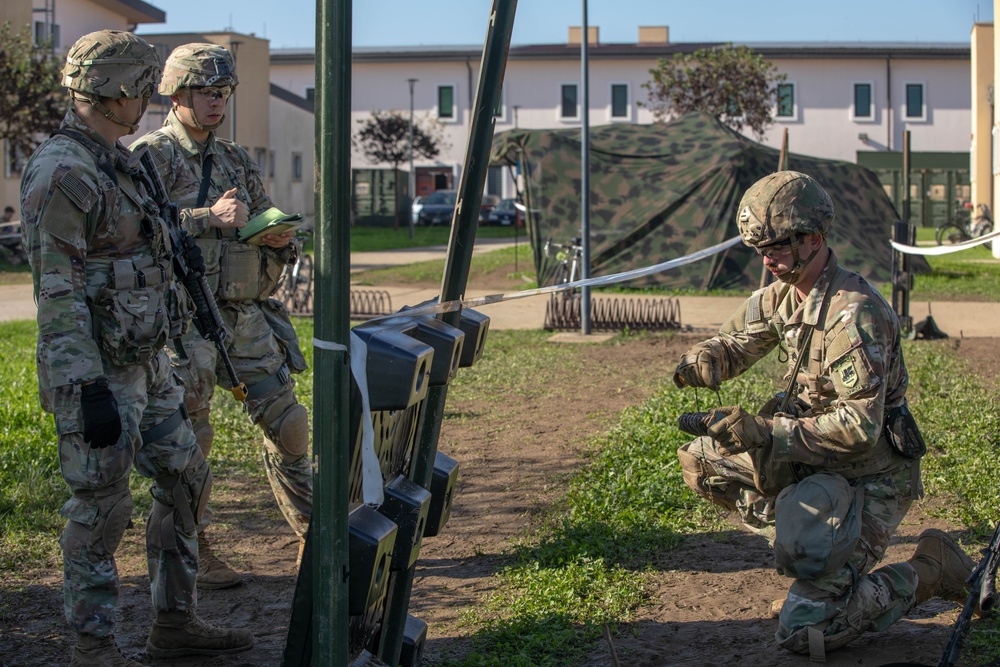 Soldiers conduct claymore training during E3B train-up