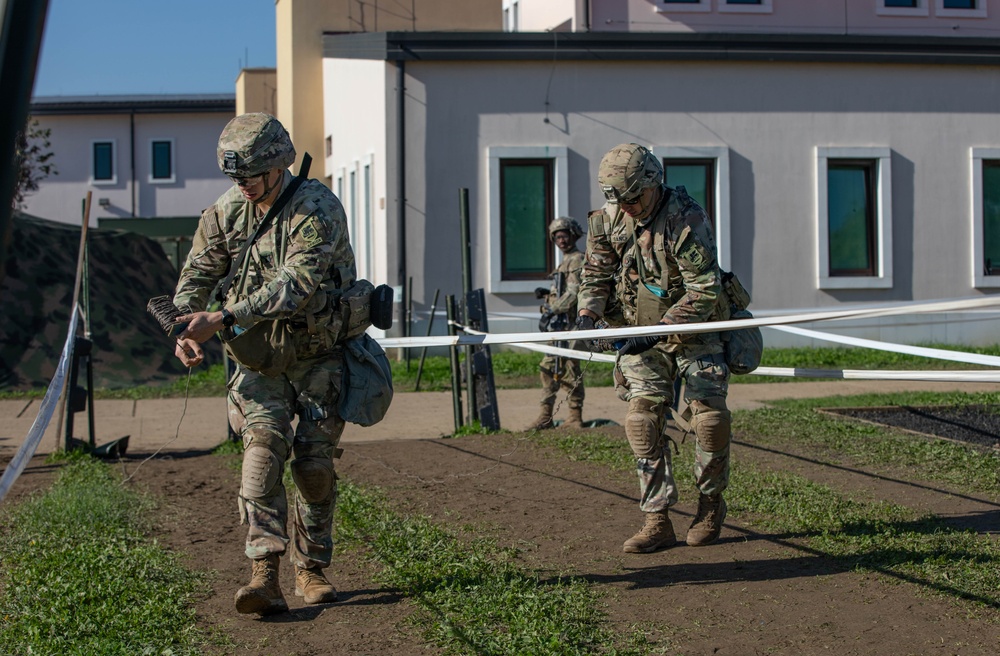 Soldiers conduct claymore training during E3B train-up