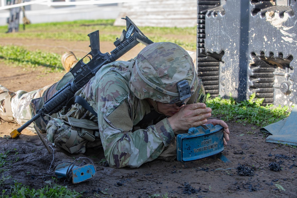 Soldiers conduct claymore training during E3B train-up