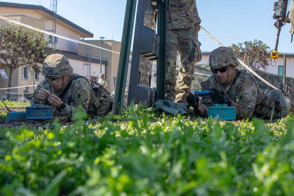 Soldiers conduct claymore training during E3B train-up