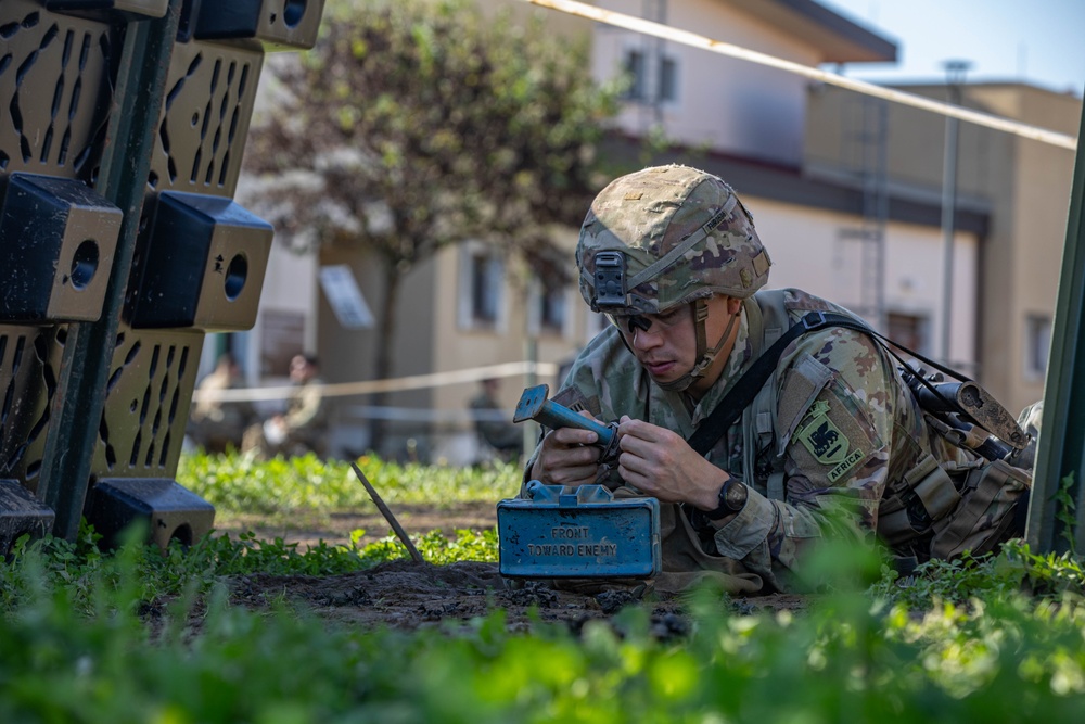 Soldiers conduct claymore training during E3B train-up