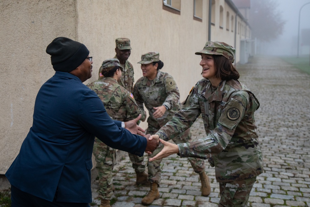 Brig. Gen. Teyhen visits Rose Barracks