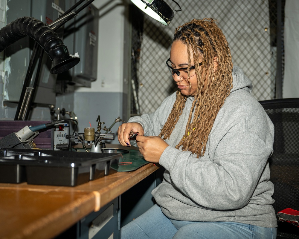 PNSY C950 Electricians At Work