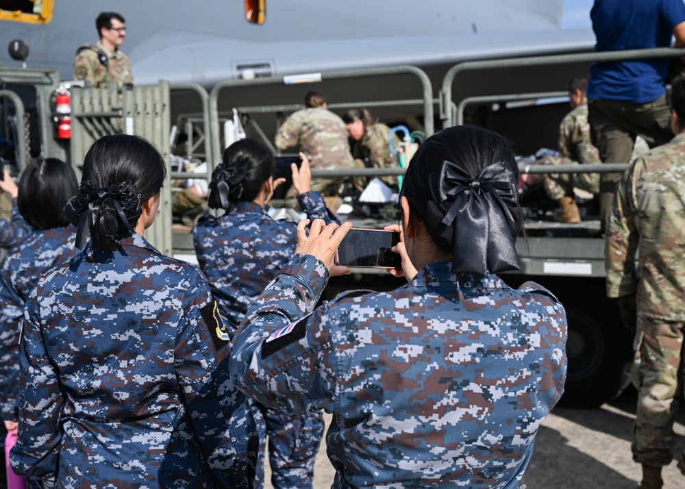 Royal Thai Air Force nurses visit 59th Medical Wing