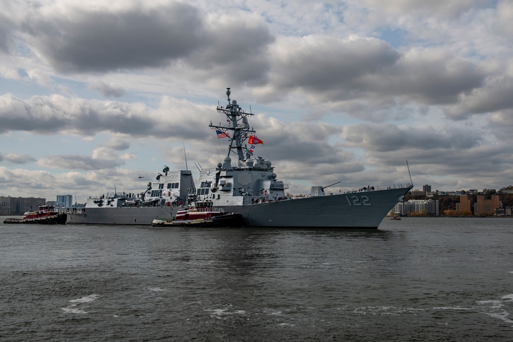 USS John Basilone (DDG 122) arrives in New York