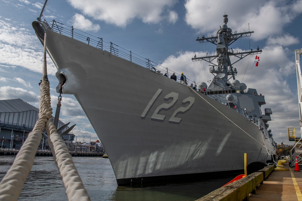 USS John Basilone (DDG 122) arrives in New York