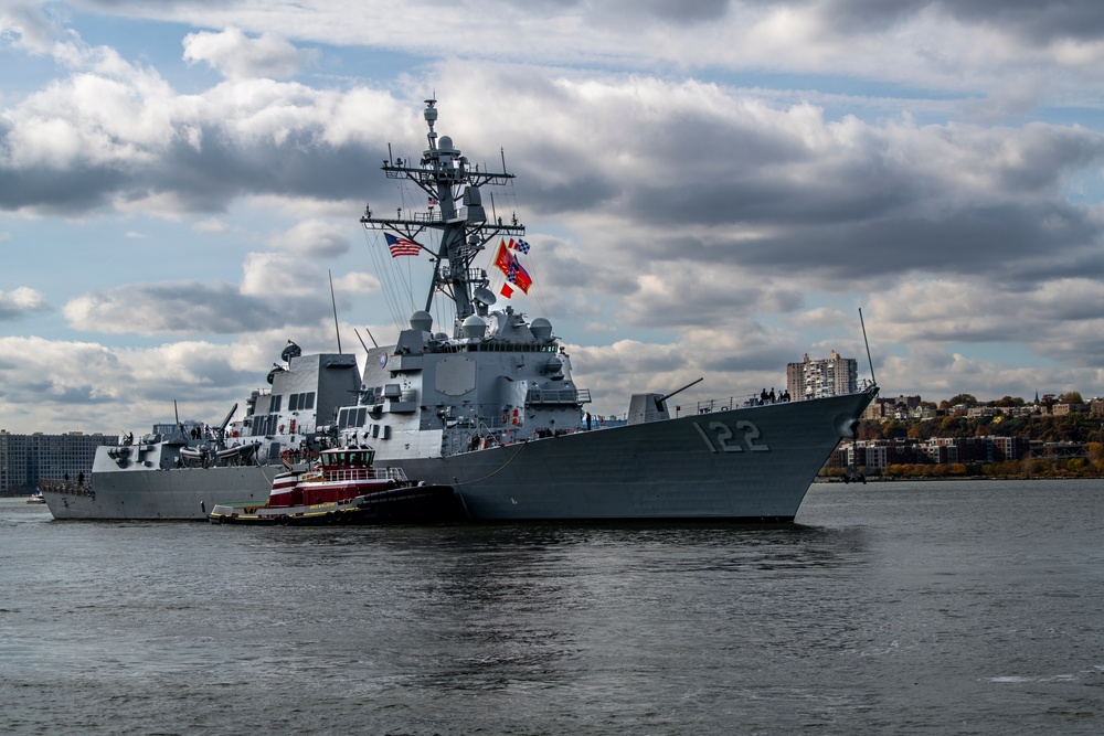 USS John Basilone (DDG 122) arrives in New York