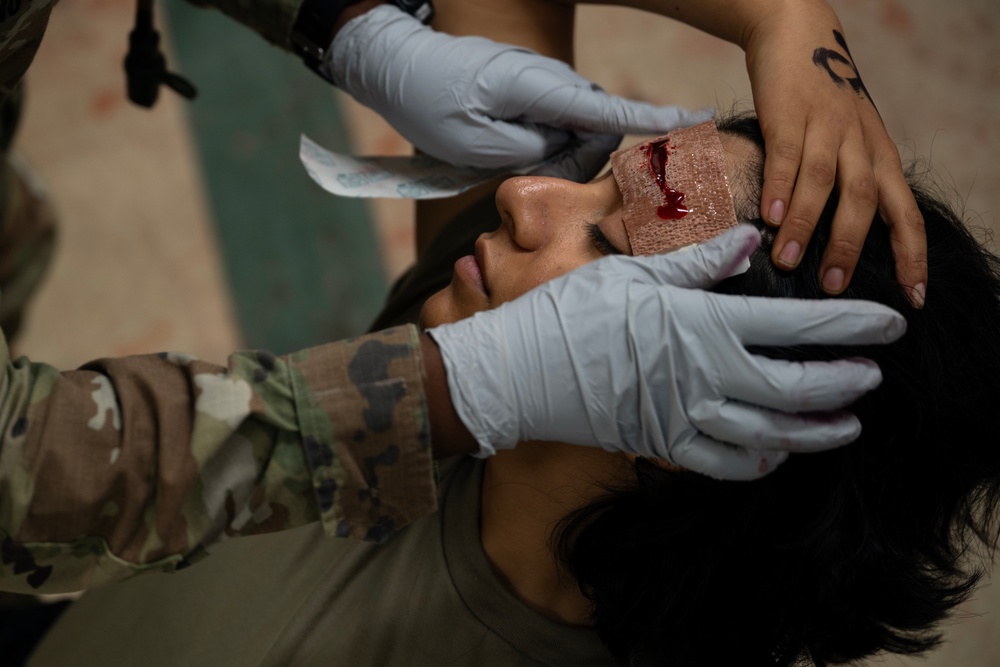 Soldiers tackle combat medic field training