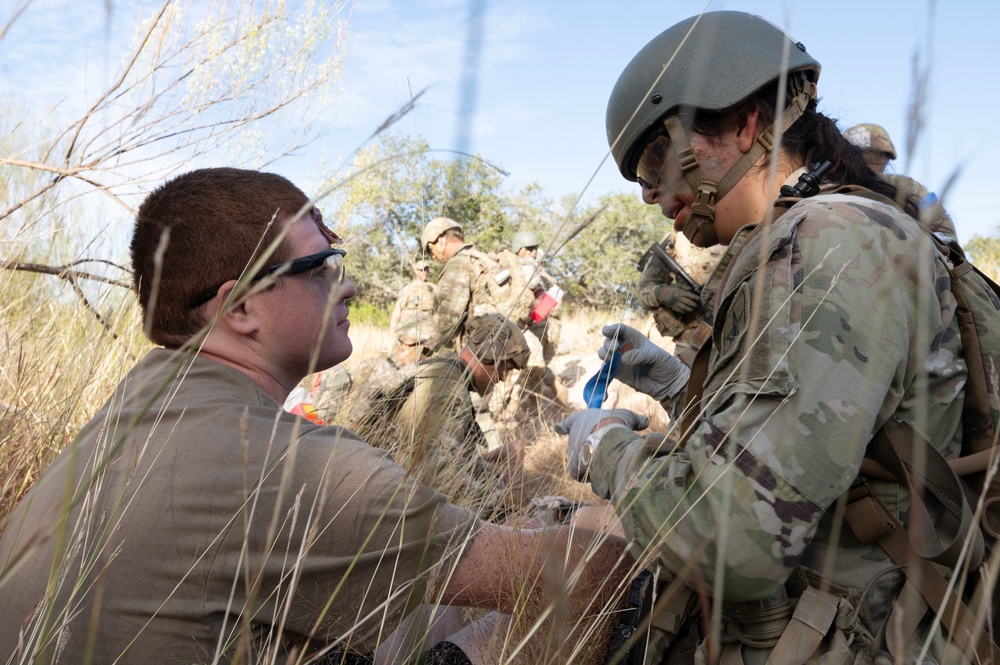 Soldiers tackle combat medic field training