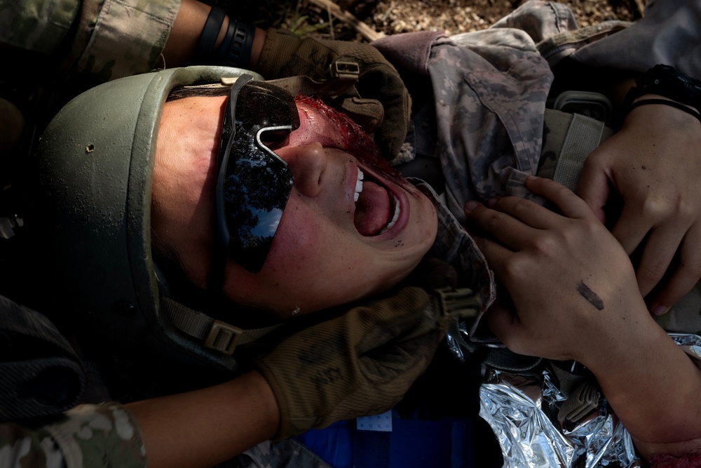 Soldiers tackle combat medic field training