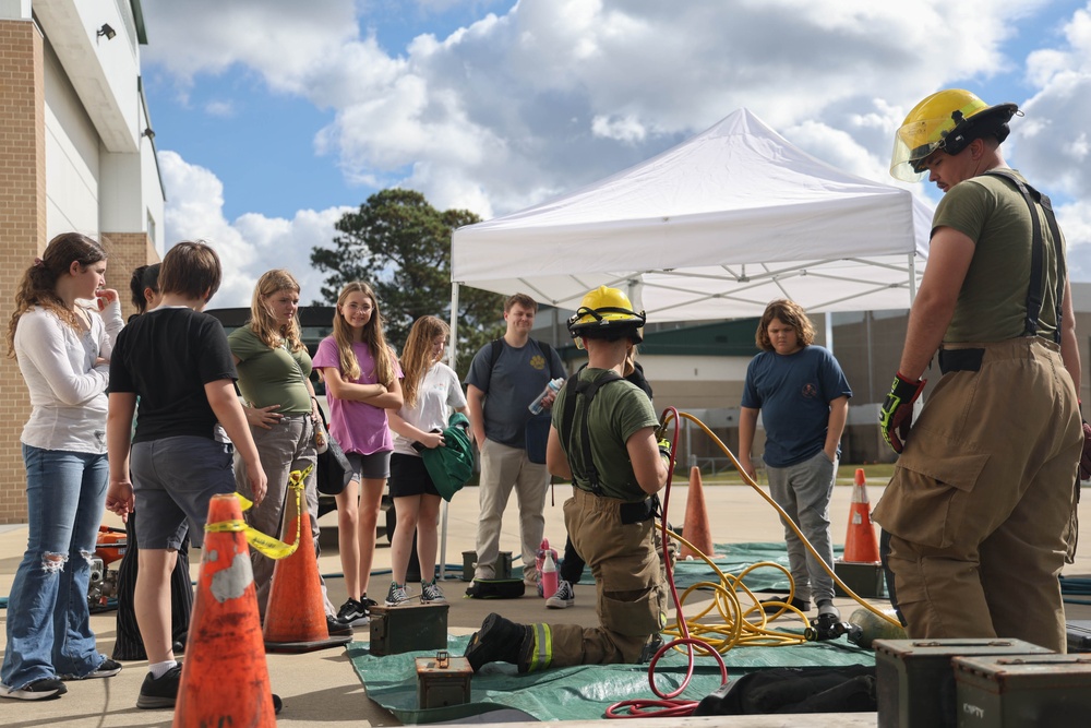 MCAS New River Hosts STEM Day for Dixon Middle School Students