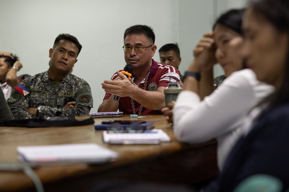 KAMANDAG 8: Civil Affairs Team Hosts Displaced Persons HADR Training