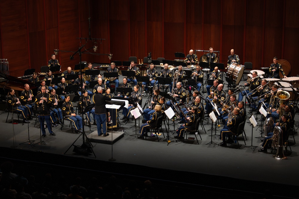 The U.S. Army Concert Band performs for 1,000 students as part of Veteran and the Arts Initiative