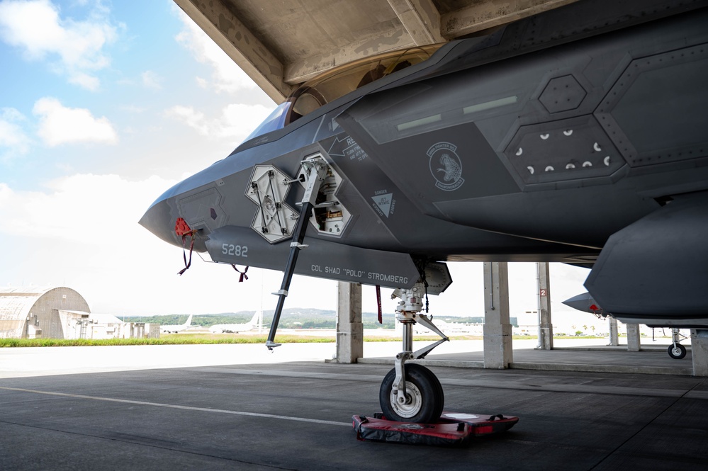 F-35A Lightning IIs arrive at Kadena