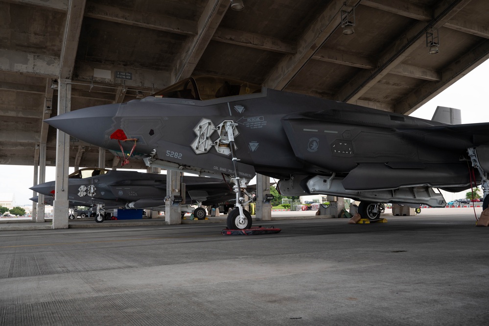 F-35A Lightning IIs arrive at Kadena