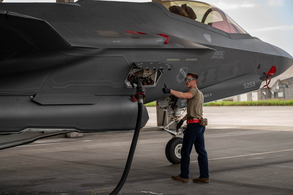 F-35A Lightning IIs arrive at Kadena