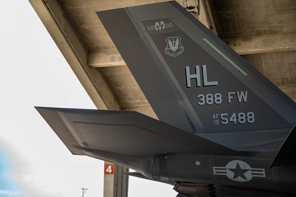 F-35A Lightning IIs arrive at Kadena