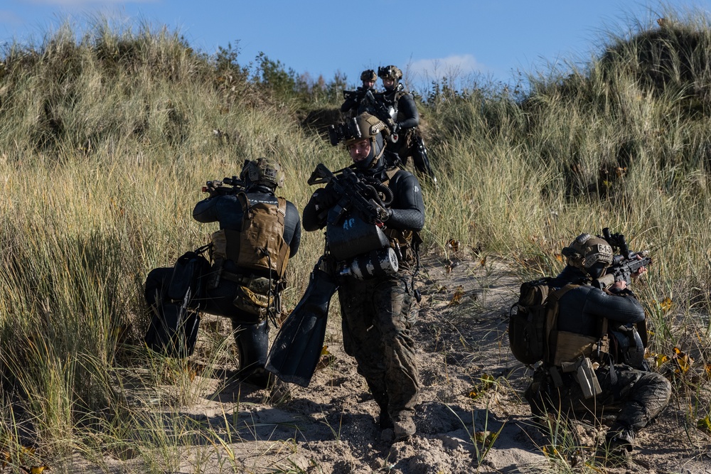 2d Recon Marines train in Latvia