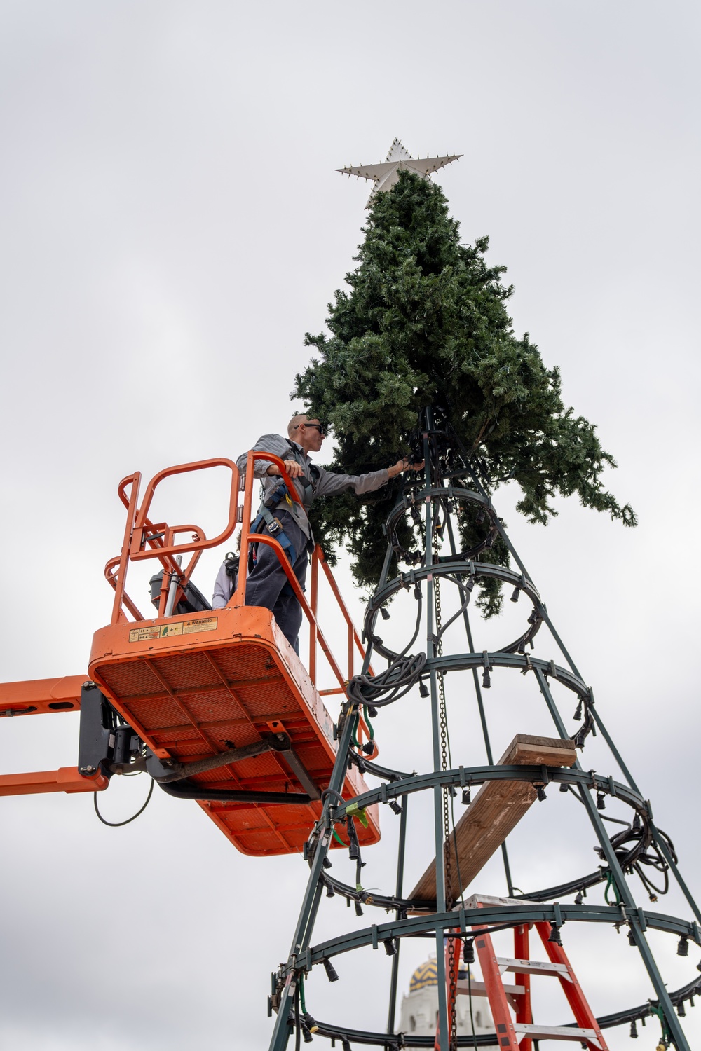502d CES Maintenance Mechanics Assemble 2024 Holiday Tree
