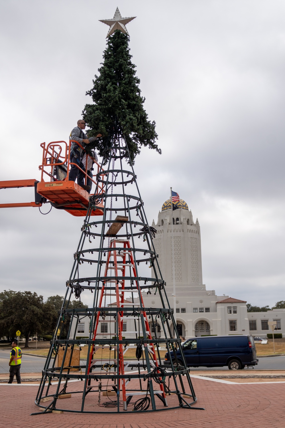 502d CES Maintenance Mechanics Assemble 2024 Holiday Tree
