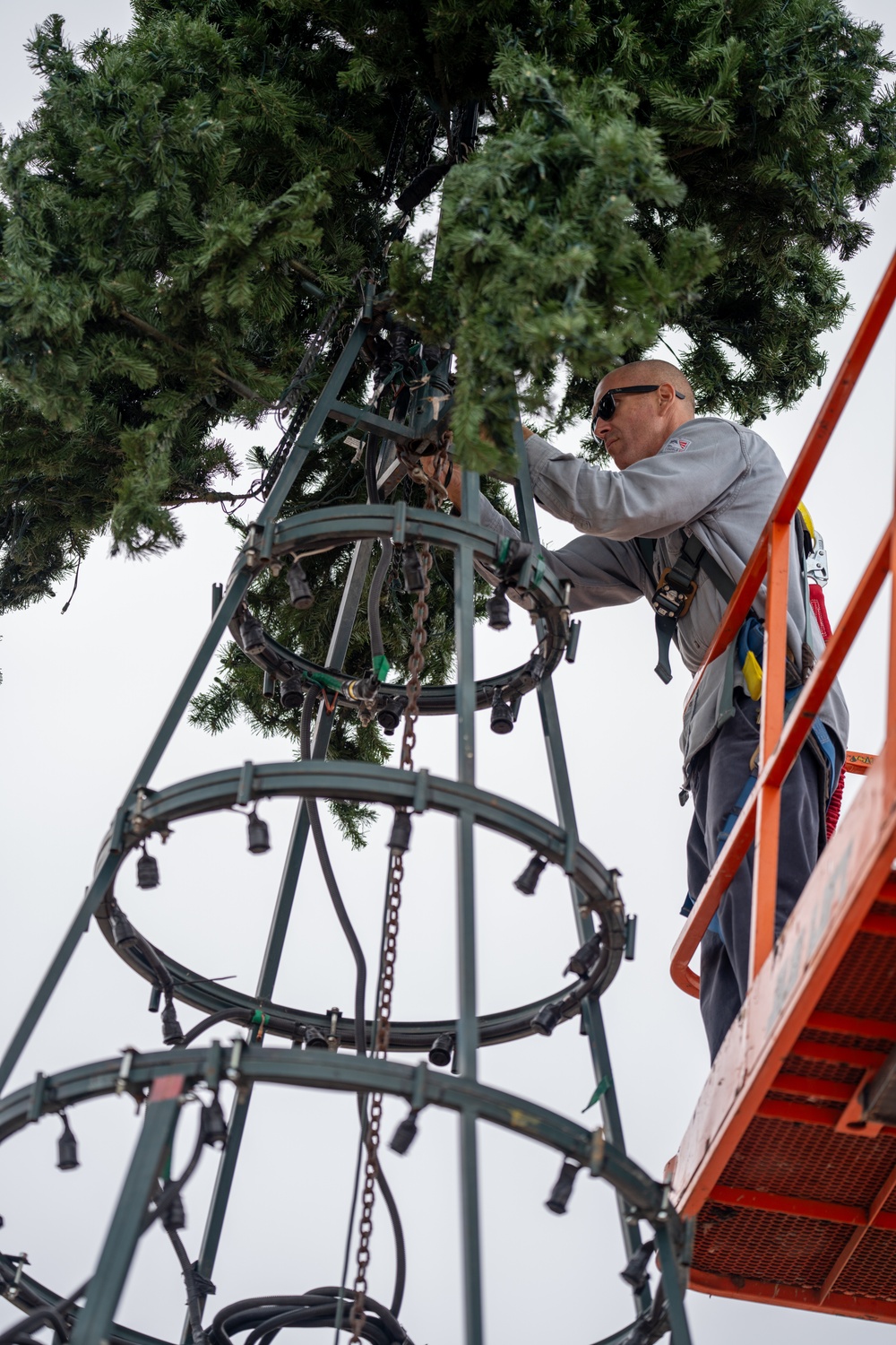 502d CES Maintenance Mechanics Assemble 2024 Holiday Tree