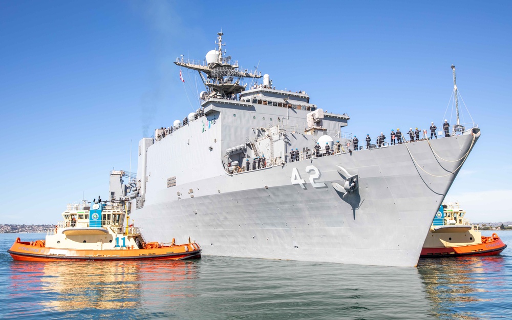 USS Germantown (LSD 42) Arrives at Broadway Pier for Fleet Week San Diego