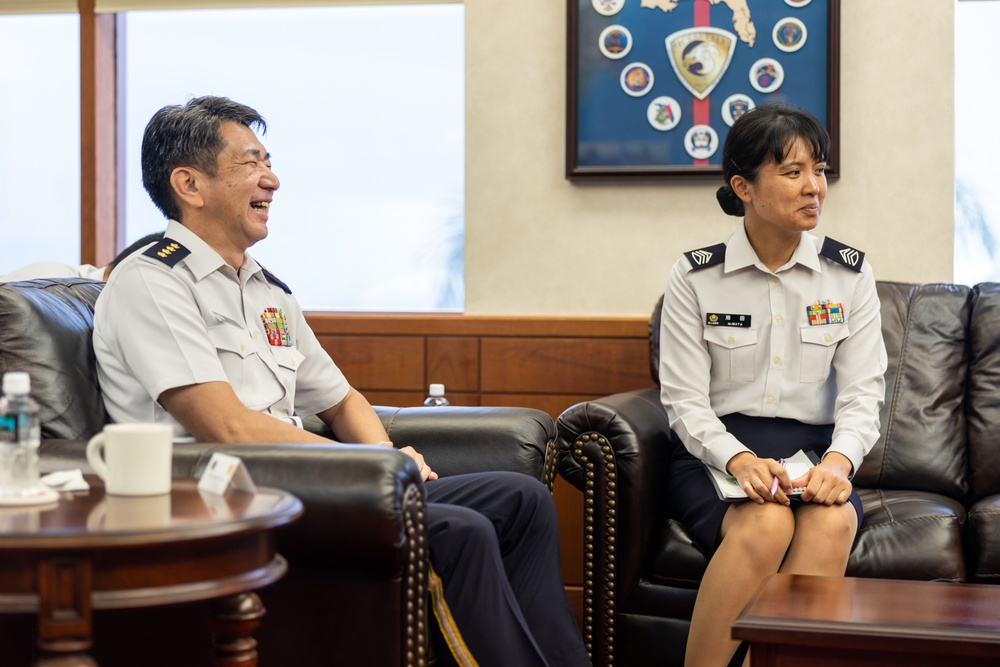 COMMARFORPAC Meets with JGSDF Commander DV