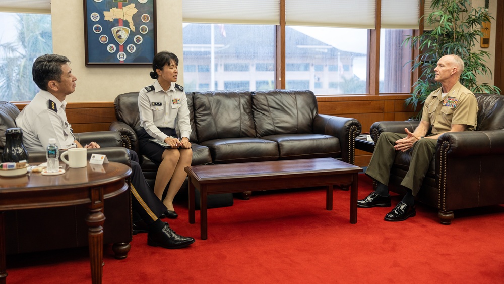 COMMARFORPAC Meets with JGSDF Commander DV