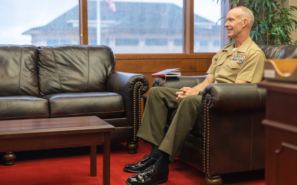 COMMARFORPAC Meets with JGSDF Commander DV