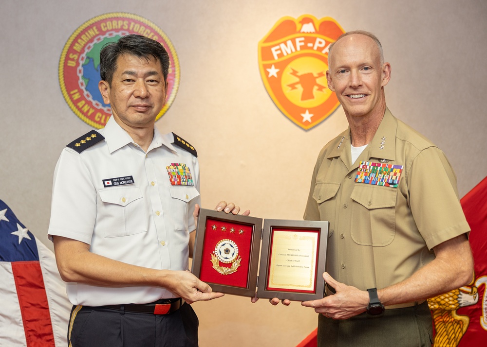 COMMARFORPAC Meets with JGSDF Commander DV