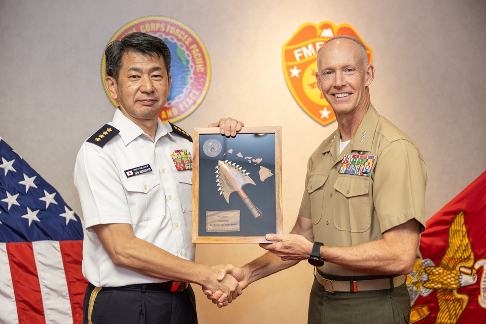 COMMARFORPAC Meets with JGSDF Commander DV