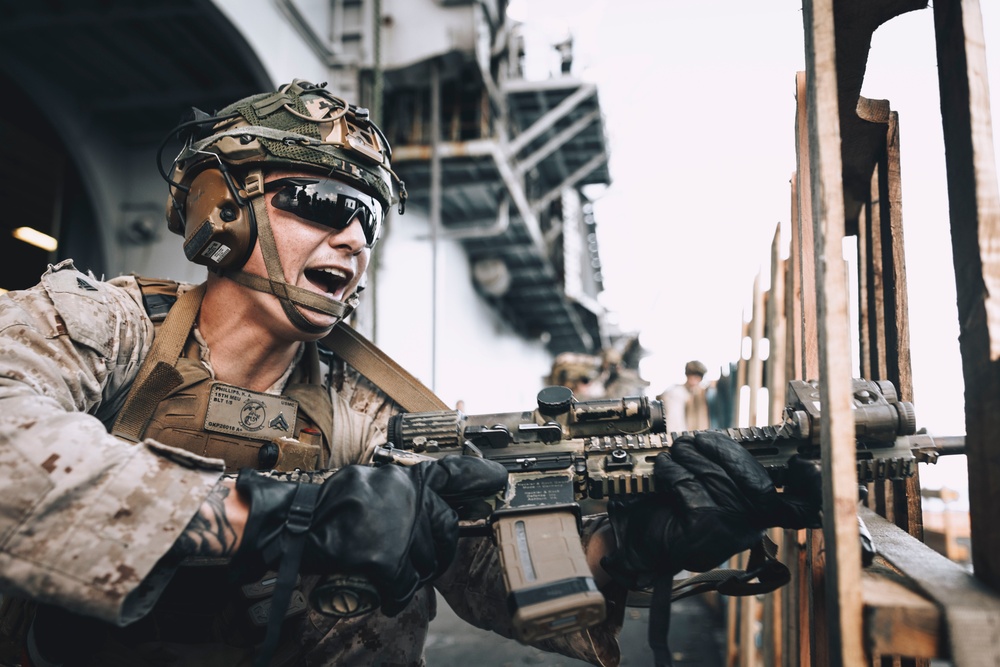 15th MEU Recon Fast-Ropes, Live-Fires Aboard USS Boxer