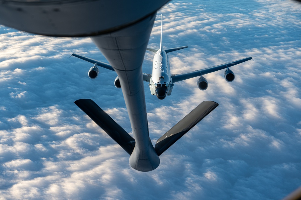 100th ARW supports 95th RS with aerial refueling