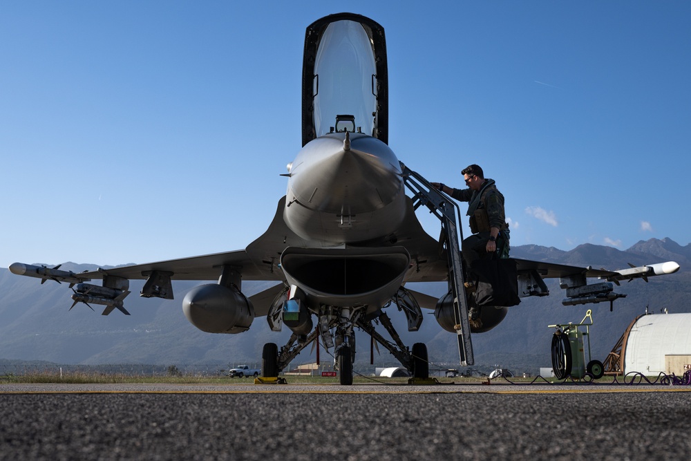 Aviano conducts F-16 training