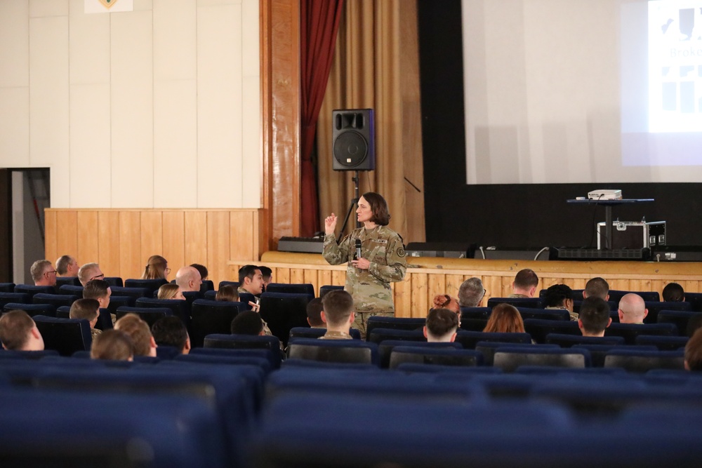 U.S. Army Brig. Gen. Deydre Teyhen Visits MEDDAC Bavaria