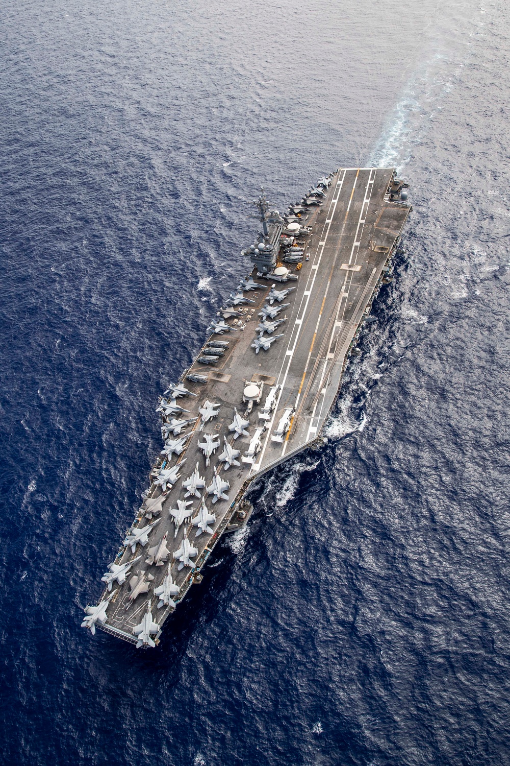 USS George Washington (CVN 73) steams in the Pacific Ocean