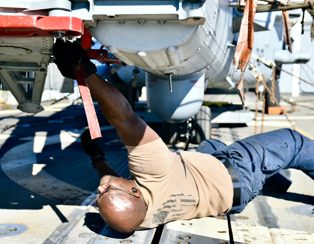 HSM 70 conducts Maintenance Onboard USS Winston S. Churchill