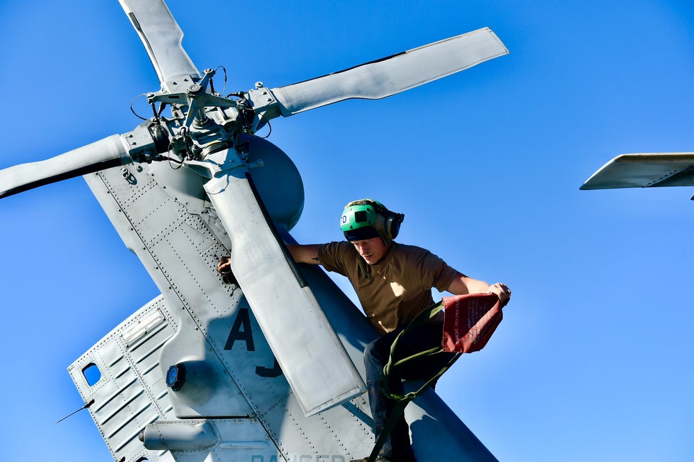 HSM 70 conducts Maintenance Onboard USS Winston S. Churchill